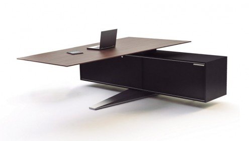 Mesa executiva apoiada em armário