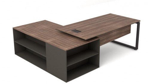 Mesa apoiada em armário com portas de correr e nicho lateral