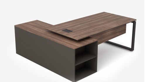 Mesa apoiada em armário com portas de correr